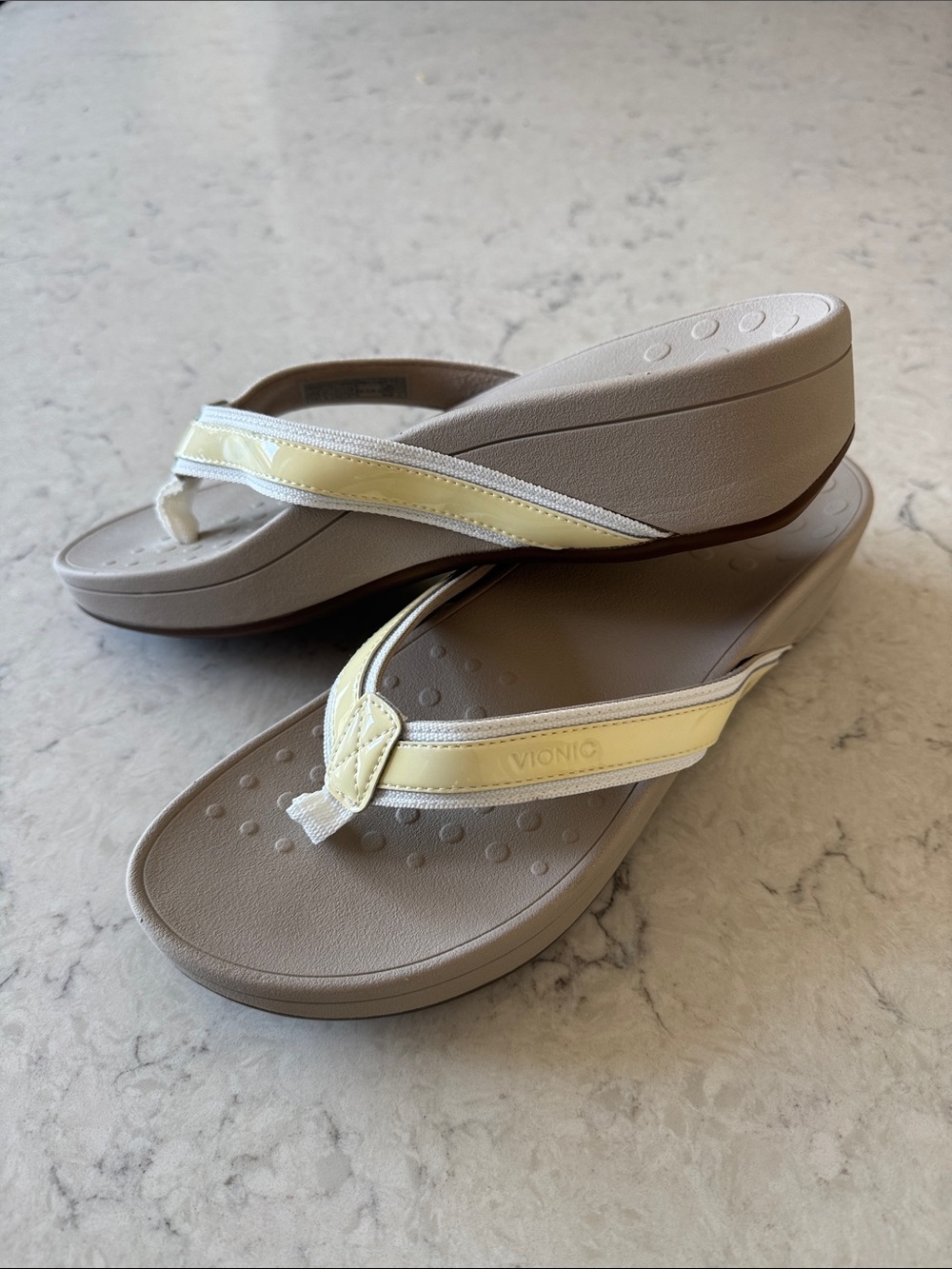Vionic Hightide Wedge Comfort Thong size 10 Flip Flops butter yellow/ white/ tan - Picture 5 of 8